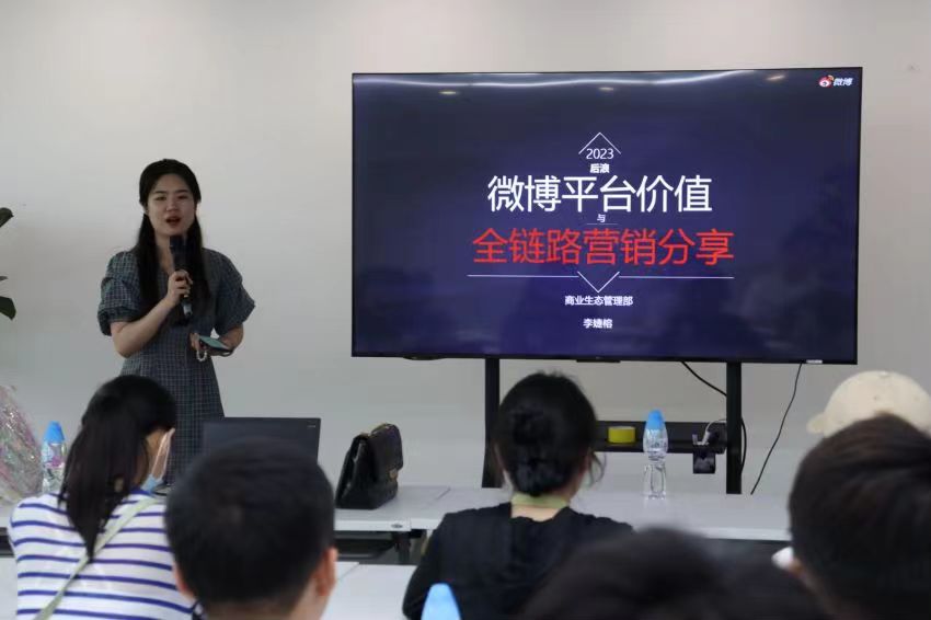 一群男人和女人在电视前中度可信度描述已自动生成